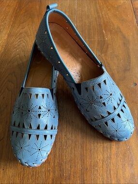 Spring Step leather, perforated Fusaro  blue leather loafers. Size 39. Size 8.5.